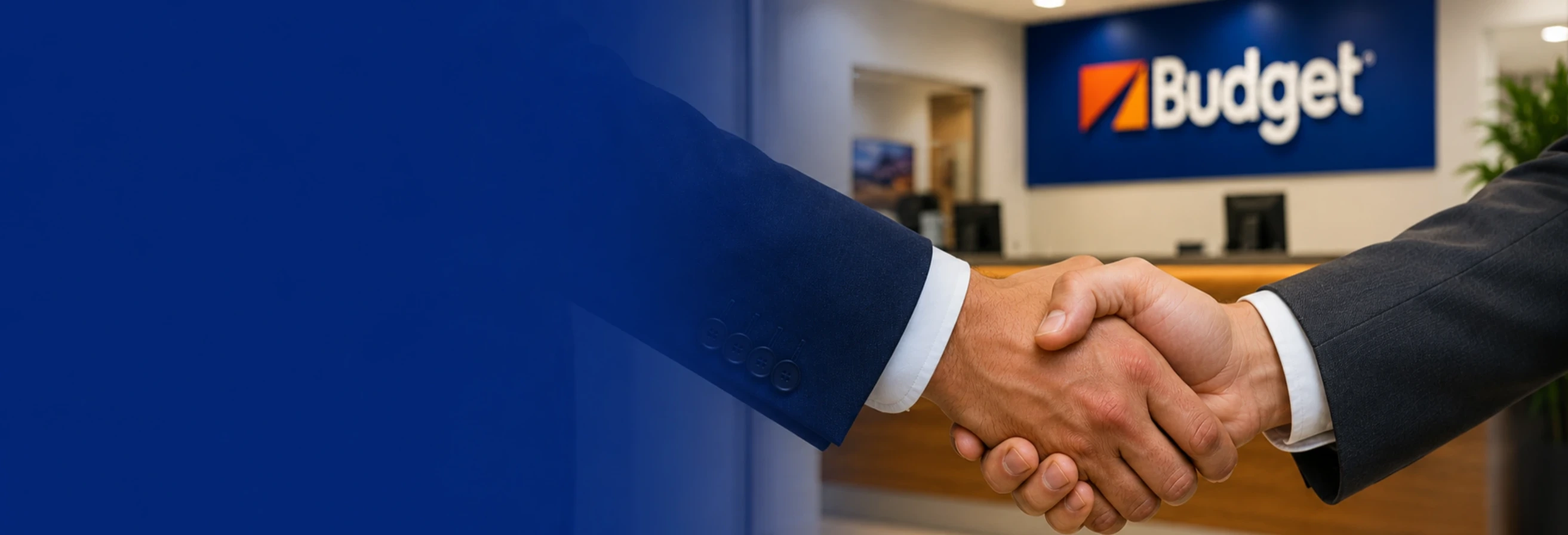 Apretón de manos en oficina Payless México